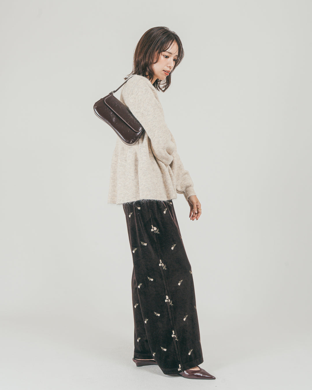 ［SET］モヘア Peplumニット + Flower刺繍 ベロアパンツ（2SET）