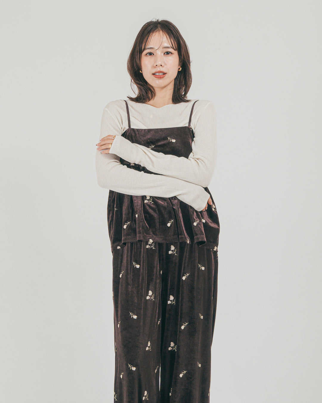 ［SET］Flower刺繍 ベロアペプラムキャミ + Flower刺繍 ベロアパンツ（2SET）