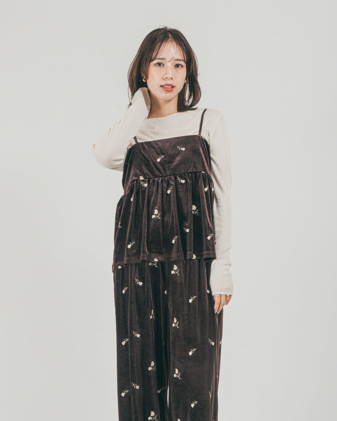 ［SET］Flower刺繍 ベロアペプラムキャミ + Flower刺繍 ベロアパンツ（2SET）