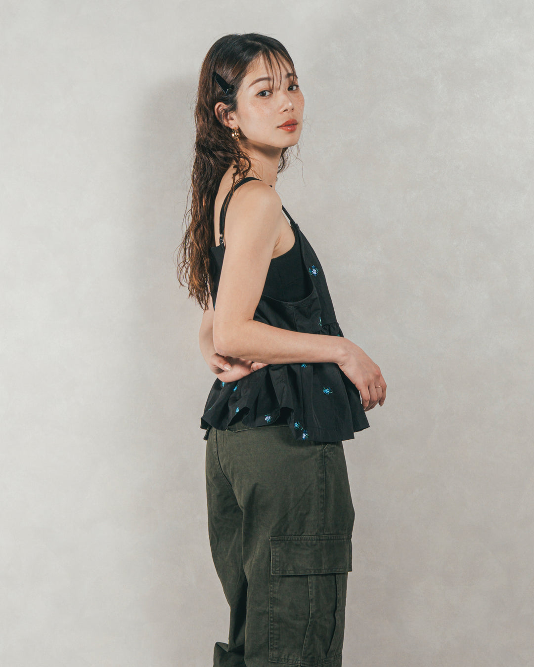 ［SET］Flower刺繍　ボリュームキャミ + ピグメントツイルカーゴパンツ（2SET）