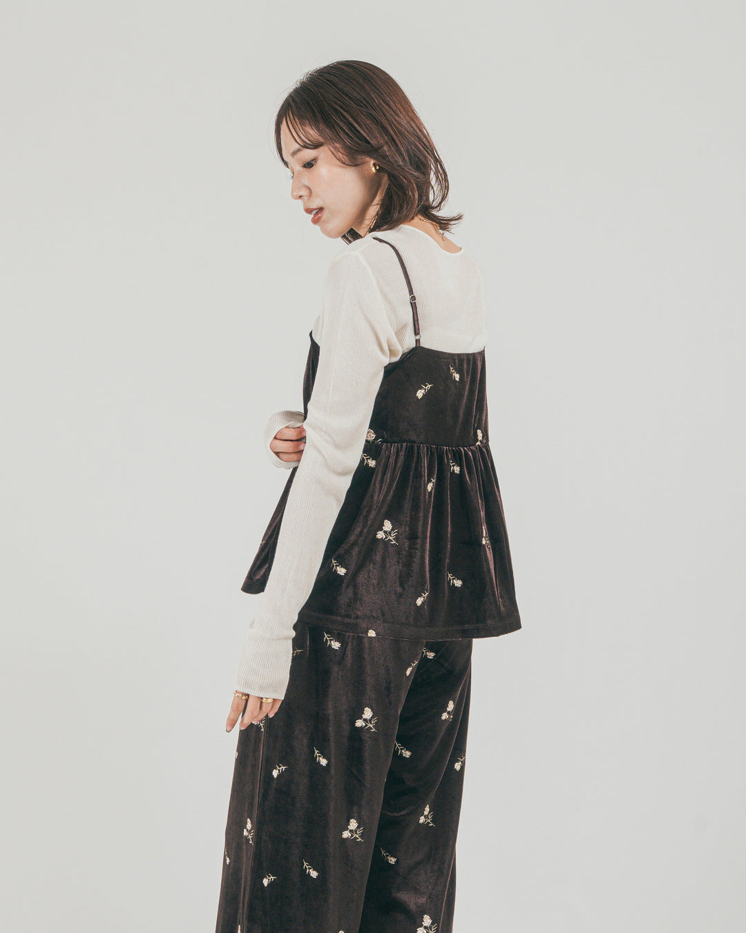 ［SET］Flower刺繍 ベロアペプラムキャミ + Flower刺繍 ベロアパンツ（2SET）