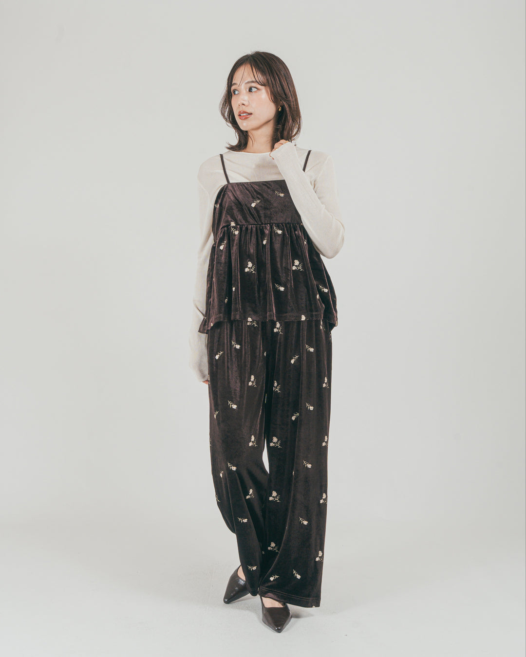 ［SET］Flower刺繍 ベロアペプラムキャミ + Flower刺繍 ベロアパンツ（2SET）