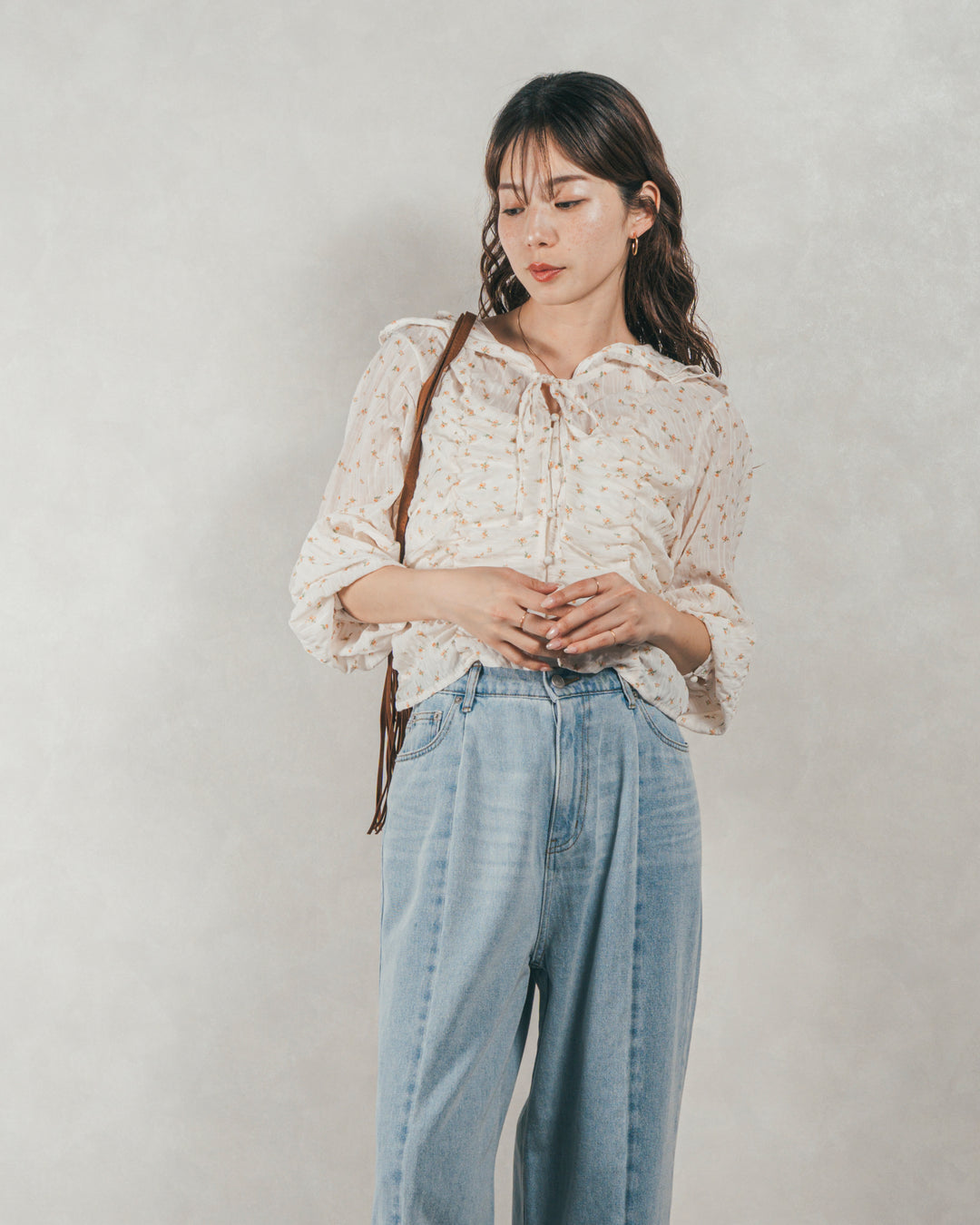 ［SET］Flowerプリントフリルブラウス + 10oz ニュアンスバイカラー リラックスワイドデニム（2SET）