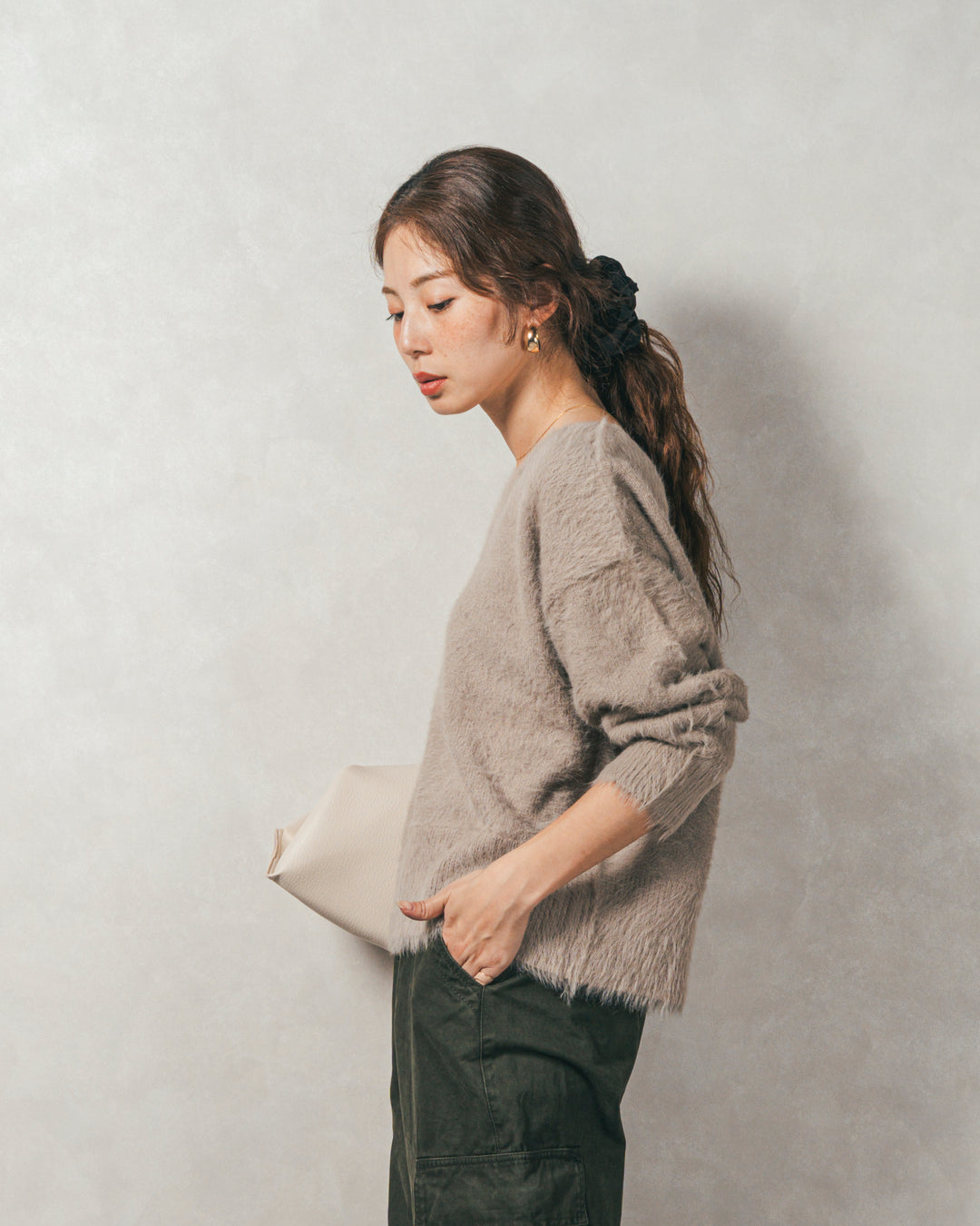 ［SET］2-Way オフショルフェザーニット+ピグメントツイルカーゴパンツ（2SET）