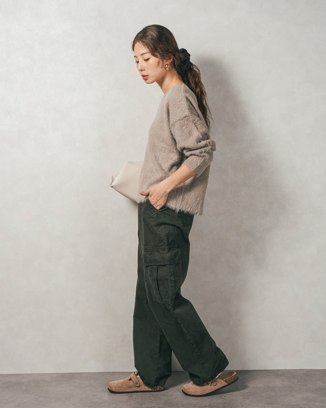 ［SET］2-Way オフショルフェザーニット+ピグメントツイルカーゴパンツ（2SET）