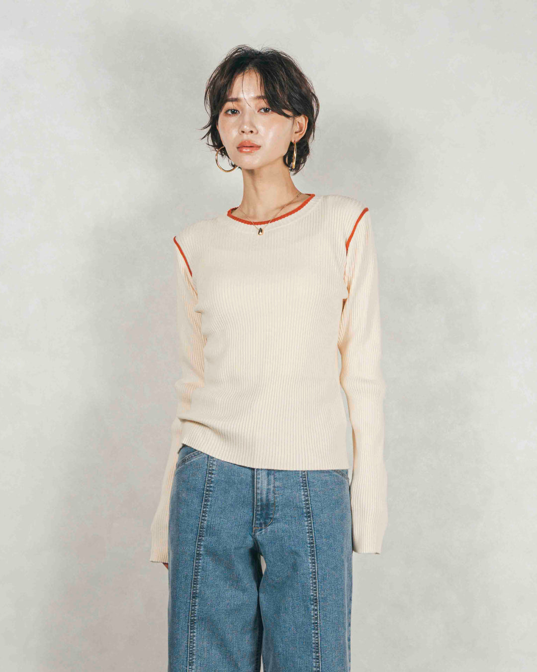 バイカラークルーネックニットトップス（IVORY x ORENGE）