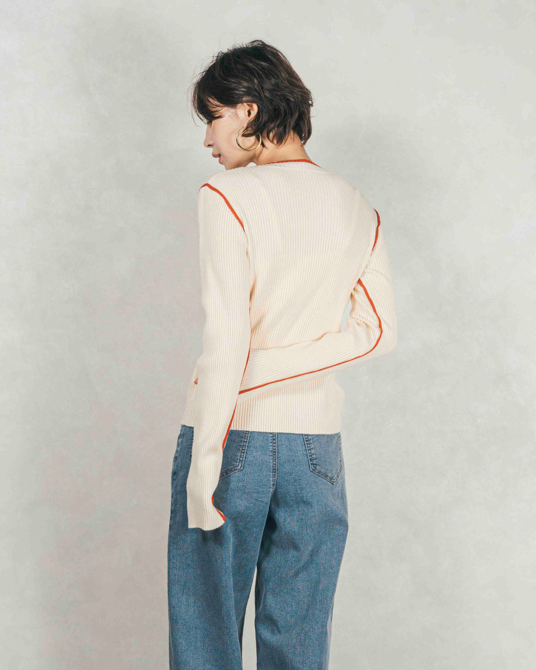 バイカラークルーネックニットトップス（IVORY x ORENGE）