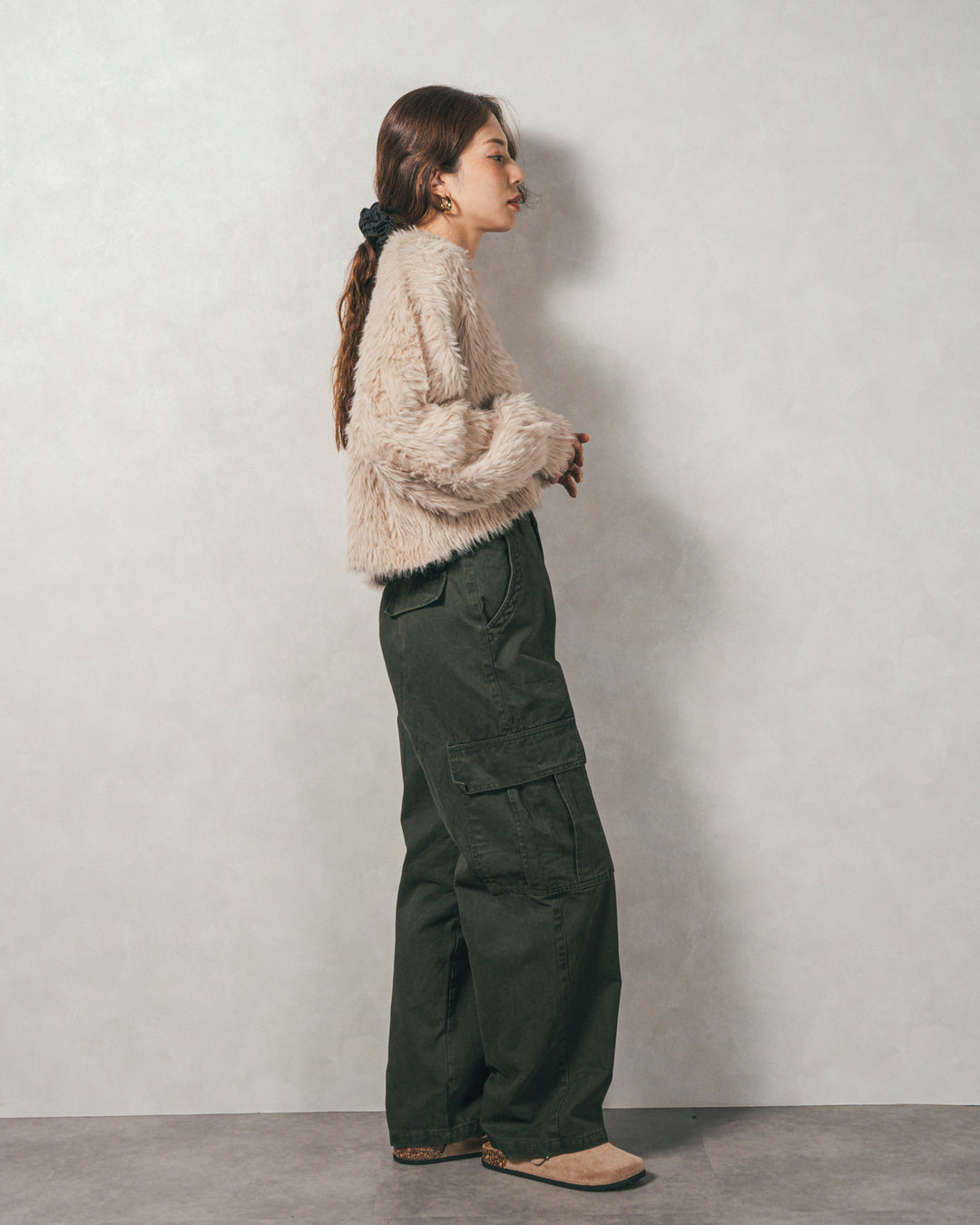 ［SET］フェザーヤーン 衿付きカーディガン+ピグメントツイルカーゴパンツ（2SET）