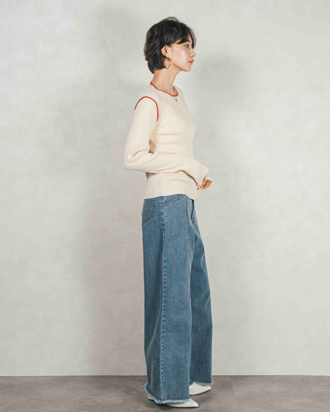 バイカラークルーネックニットトップス（IVORY x ORENGE）