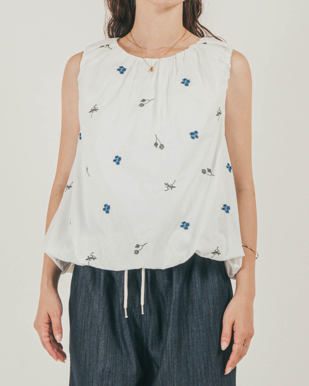 ［SET］Flower刺繍バルーンノースリブラウス + Flower刺繍リラックスパンツ（2SET）