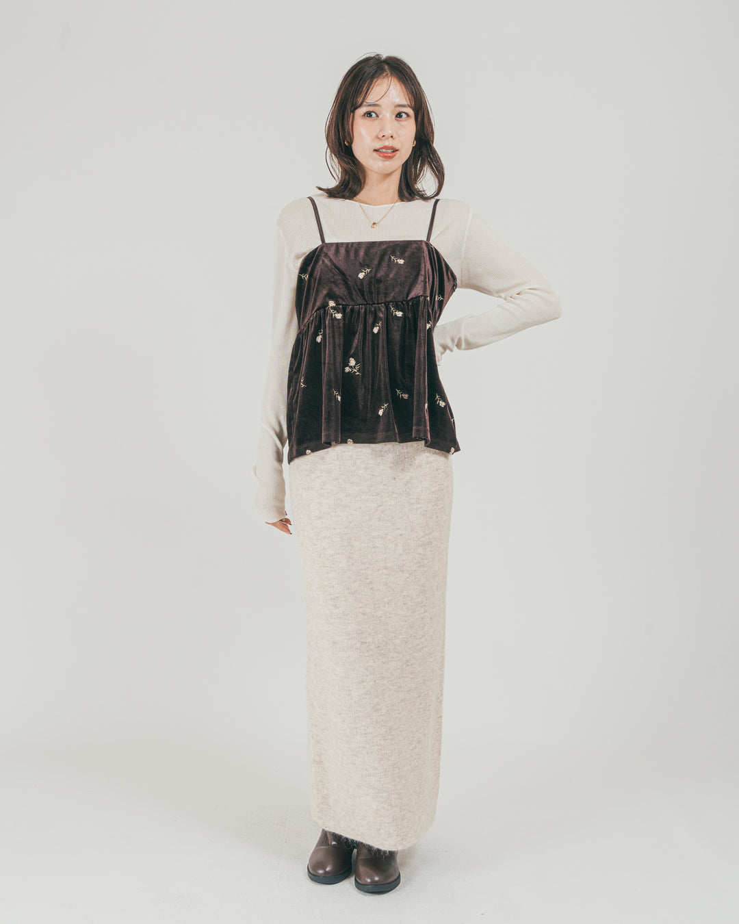 ［SET］Flower刺繍 ベロアペプラムキャミ + モヘア Narrowニットスカート（2SET）