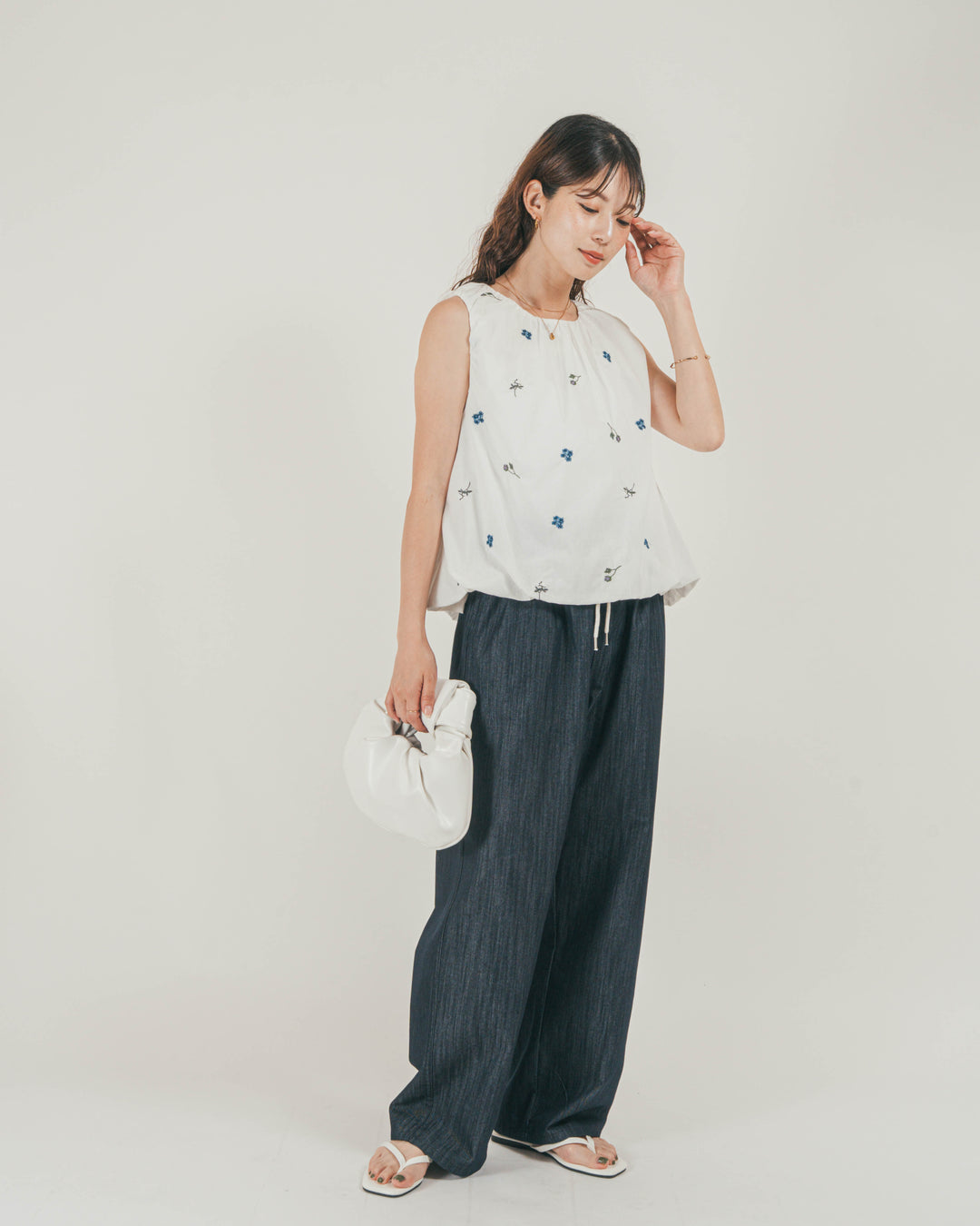 ［SET］Flower刺繍バルーンノースリブラウス + スラブデニム イージーパンツ（2SET）