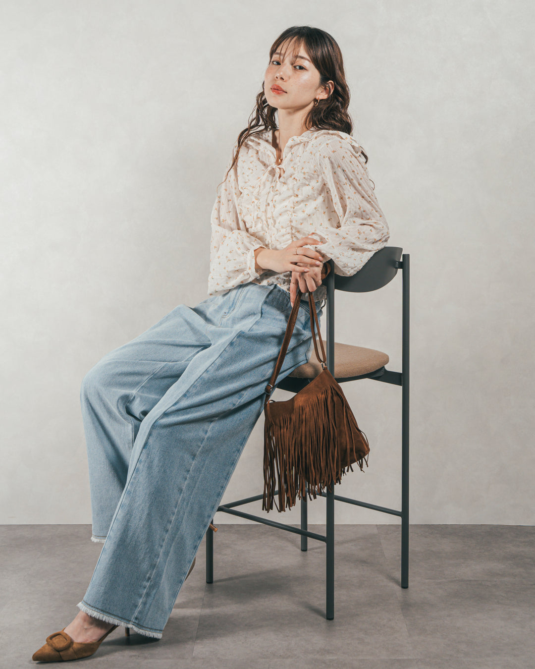 ［SET］Flowerプリントフリルブラウス + 10oz ニュアンスバイカラー リラックスワイドデニム（2SET）