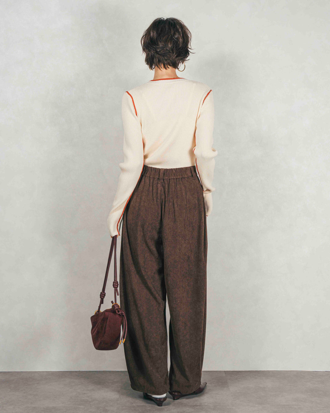 バイカラークルーネックニットトップス（IVORY x ORENGE）