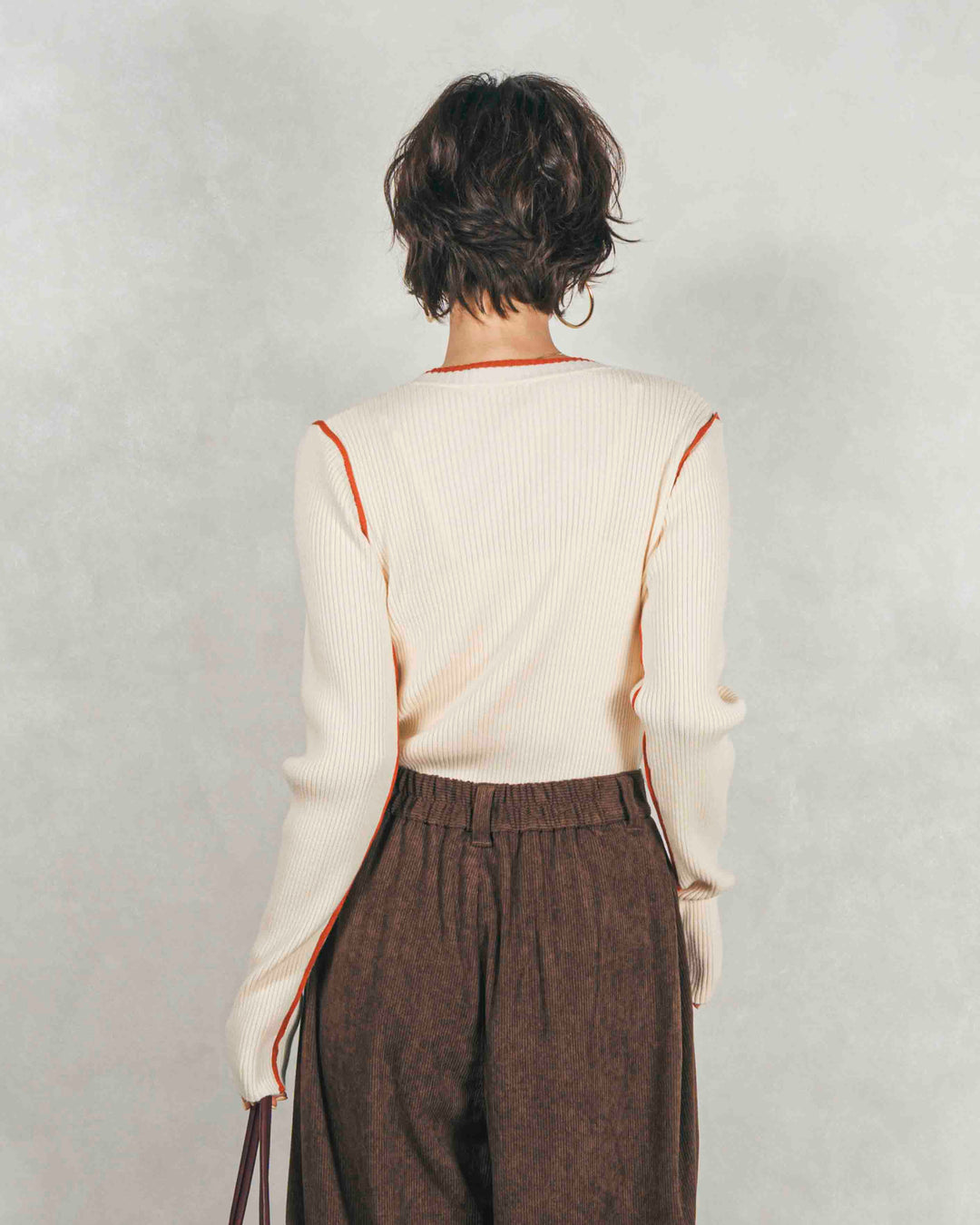 バイカラークルーネックニットトップス（IVORY x ORENGE）
