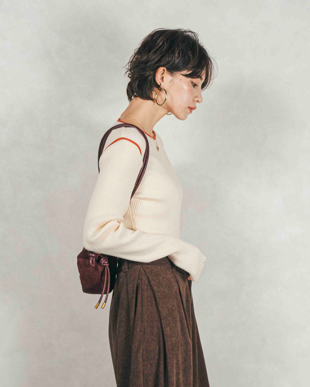 バイカラークルーネックニットトップス（IVORY x ORENGE）