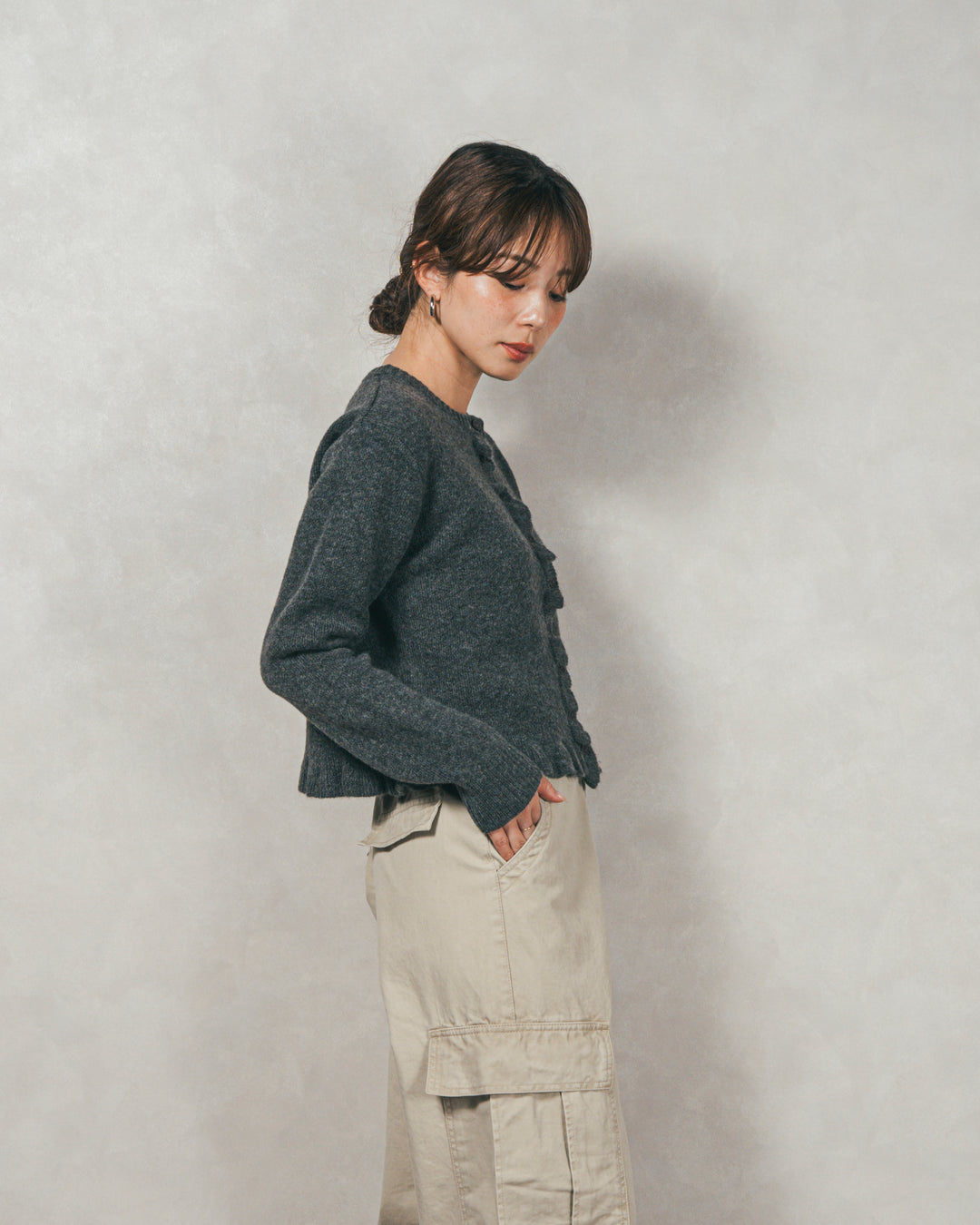 ［SET］フロントフリルメランジニットカーデ+ピグメントツイルカーゴパンツ（2SET）