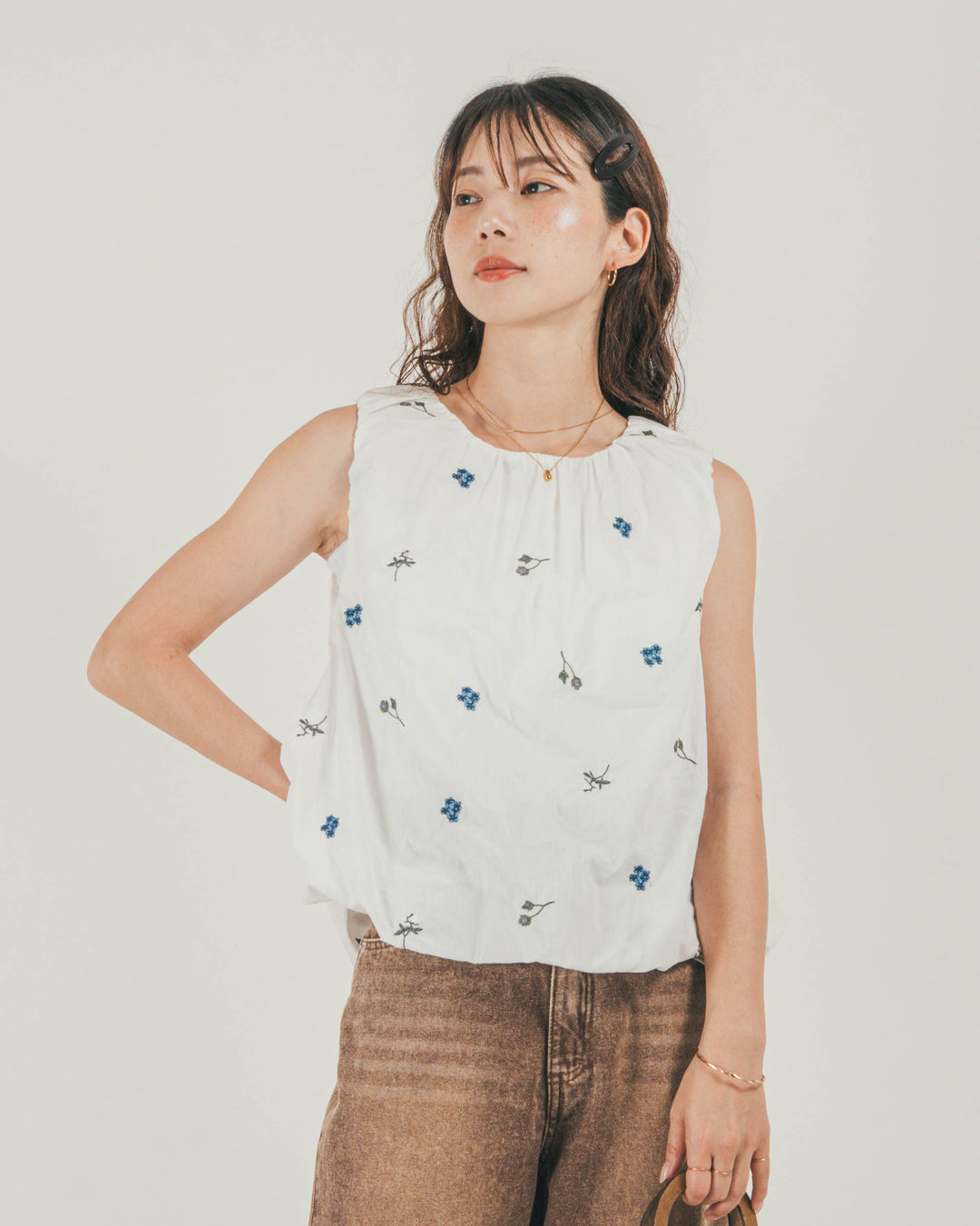 ［SET］Flower刺繍バルーンノースリブラウス + ウエストデザイン カーブデニム（2SET）