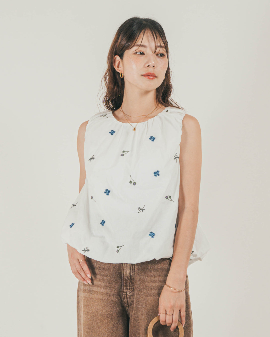 ［SET］Flower刺繍バルーンノースリブラウス + ウエストデザイン カーブデニム（2SET）