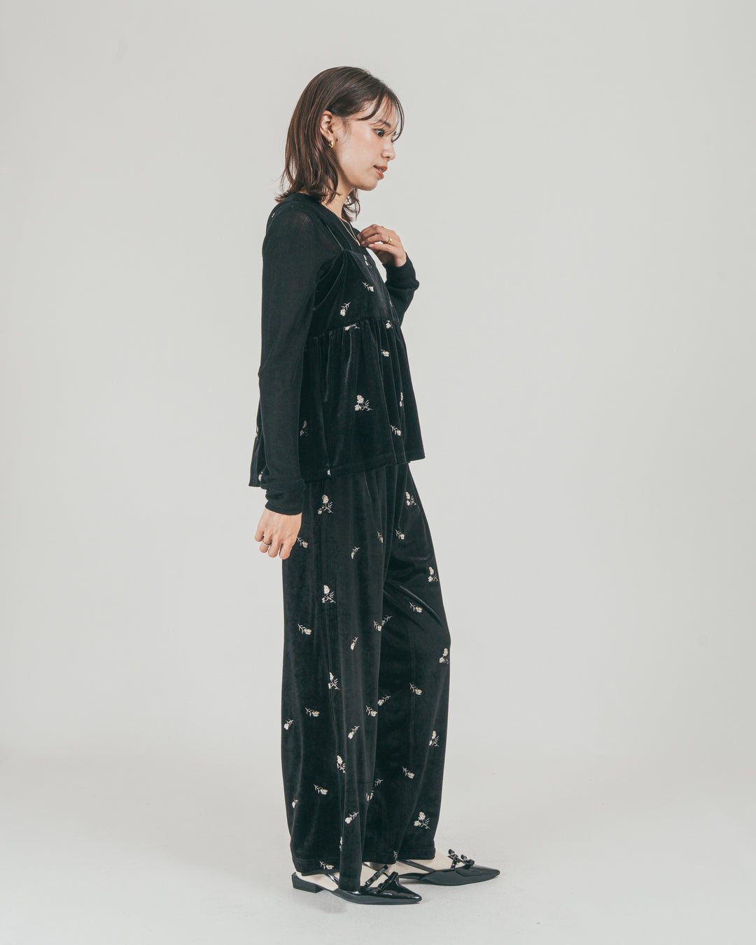 ［SET］Flower刺繍 ベロアペプラムキャミ + Flower刺繍 ベロアパンツ（2SET）