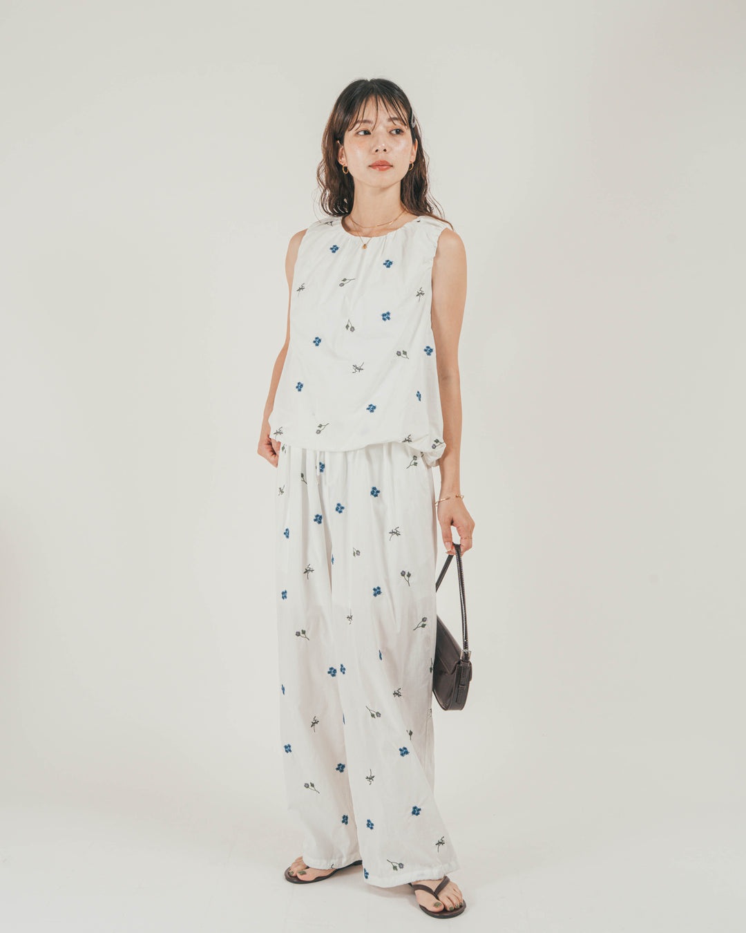 ［SET］Flower刺繍バルーンノースリブラウス + Flower刺繍リラックスパンツ（2SET）