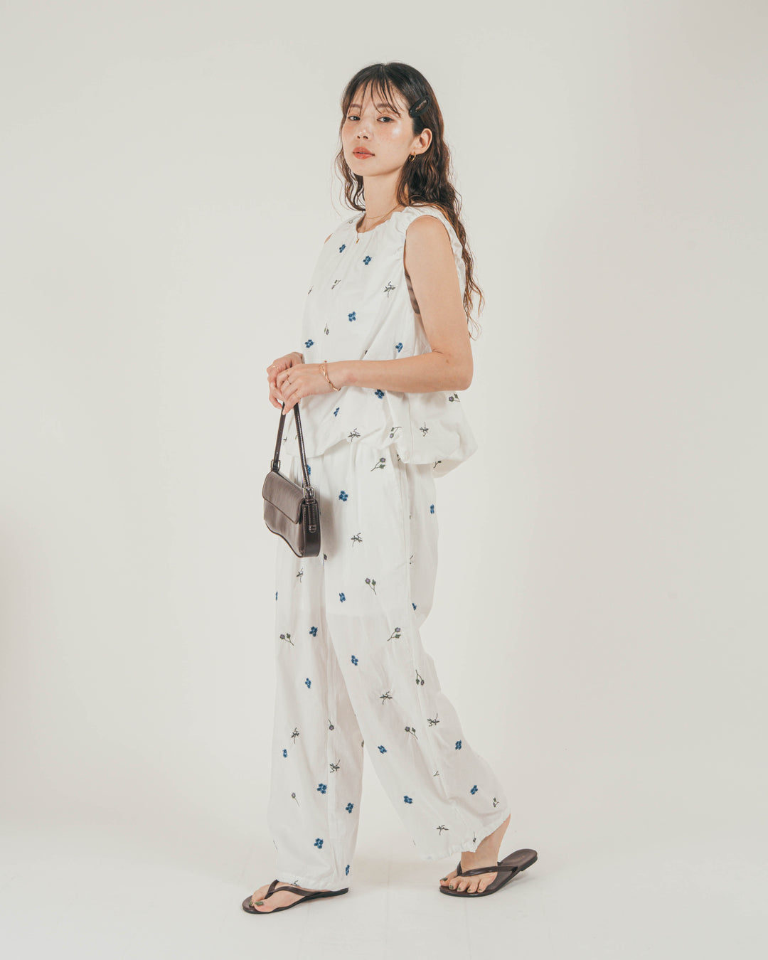 ［SET］Flower刺繍バルーンノースリブラウス + Flower刺繍チュニックキャミ + Flower刺繍リラックスパンツ（3SET）