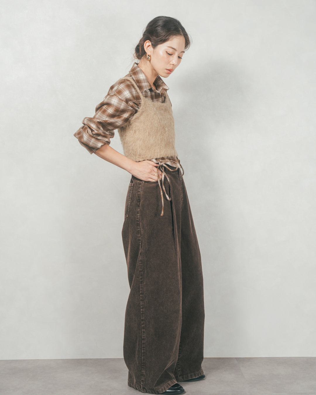 ［SET］裾ドロストクロップドチェックシャツ+モヘアタッチKnitビスチェ+コーデュロイWideストレートパンツ（3SET）