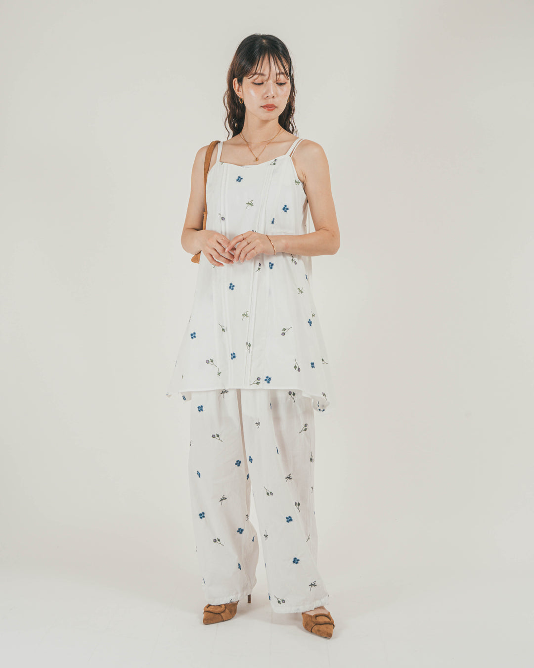［SET］Flower刺繍チュニックキャミ + Flower刺繍リラックスパンツ + カップ付きカットリブキャミ（3SET）