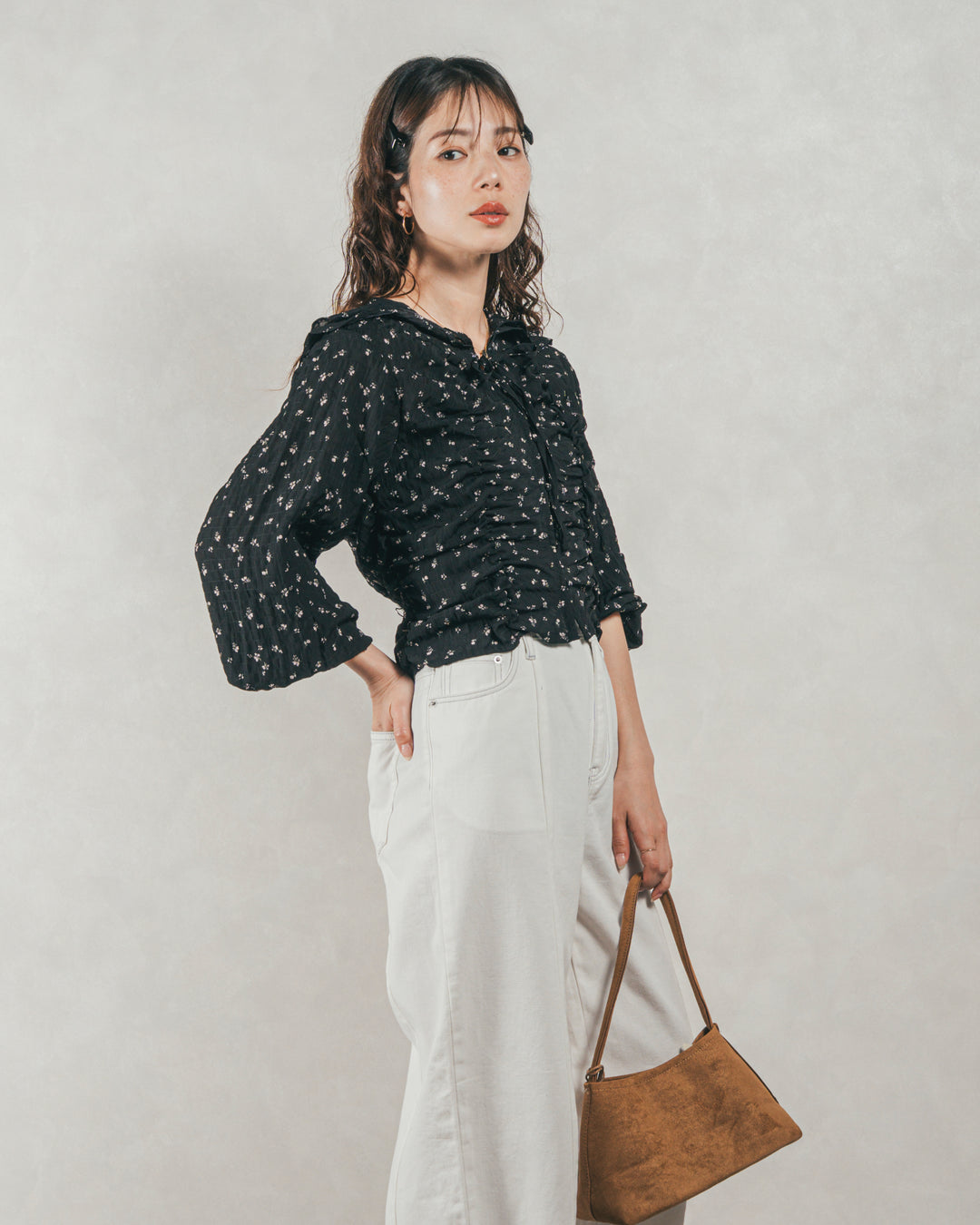 ［SET］Flowerプリントフリルブラウス + 10oz ニュアンスバイカラー リラックスワイドデニム（2SET）