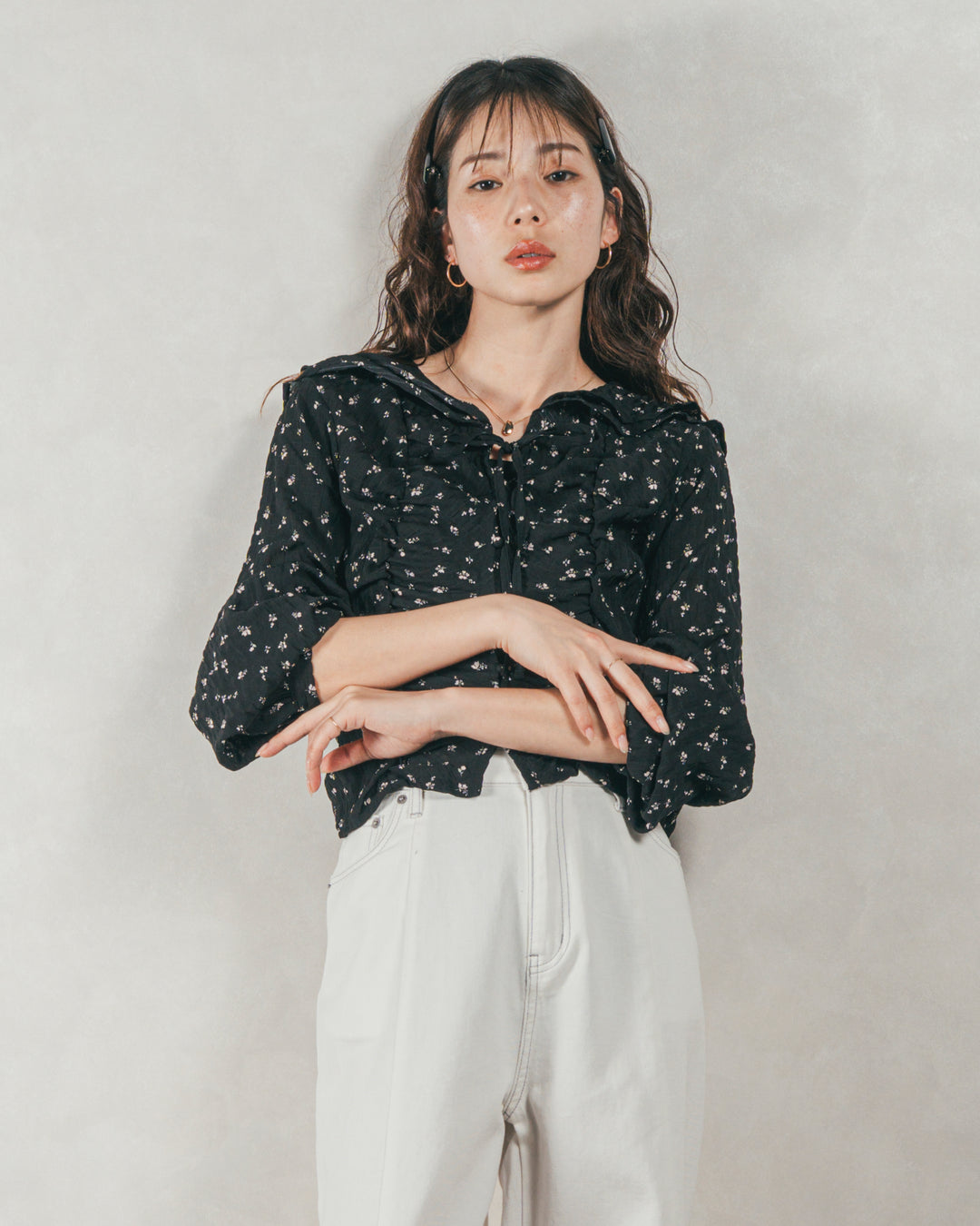 ［SET］Flowerプリントフリルブラウス + 10oz ニュアンスバイカラー リラックスワイドデニム（2SET）