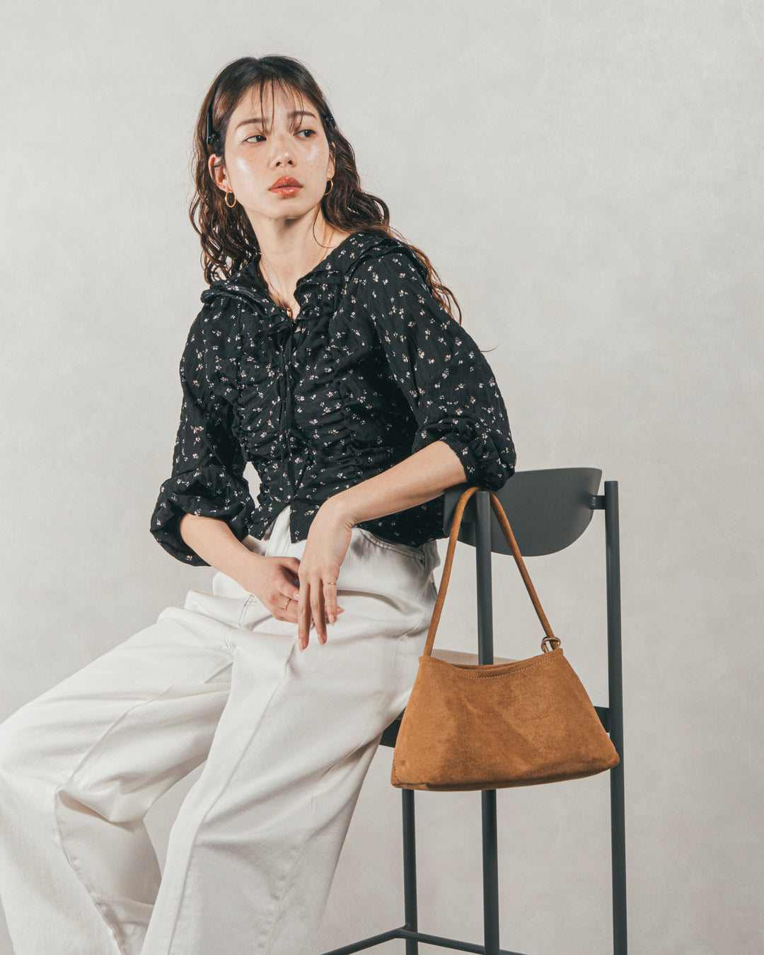 ［SET］Flowerプリントフリルブラウス + 10oz ニュアンスバイカラー リラックスワイドデニム（2SET）