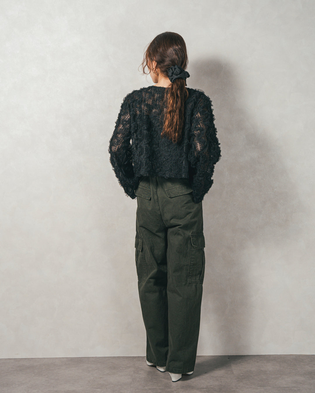 ［SET］チュールメッシュクロップドトップス+すっきり見えカップ付きキャミ+ピグメントツイルカーゴパンツ（3SET）