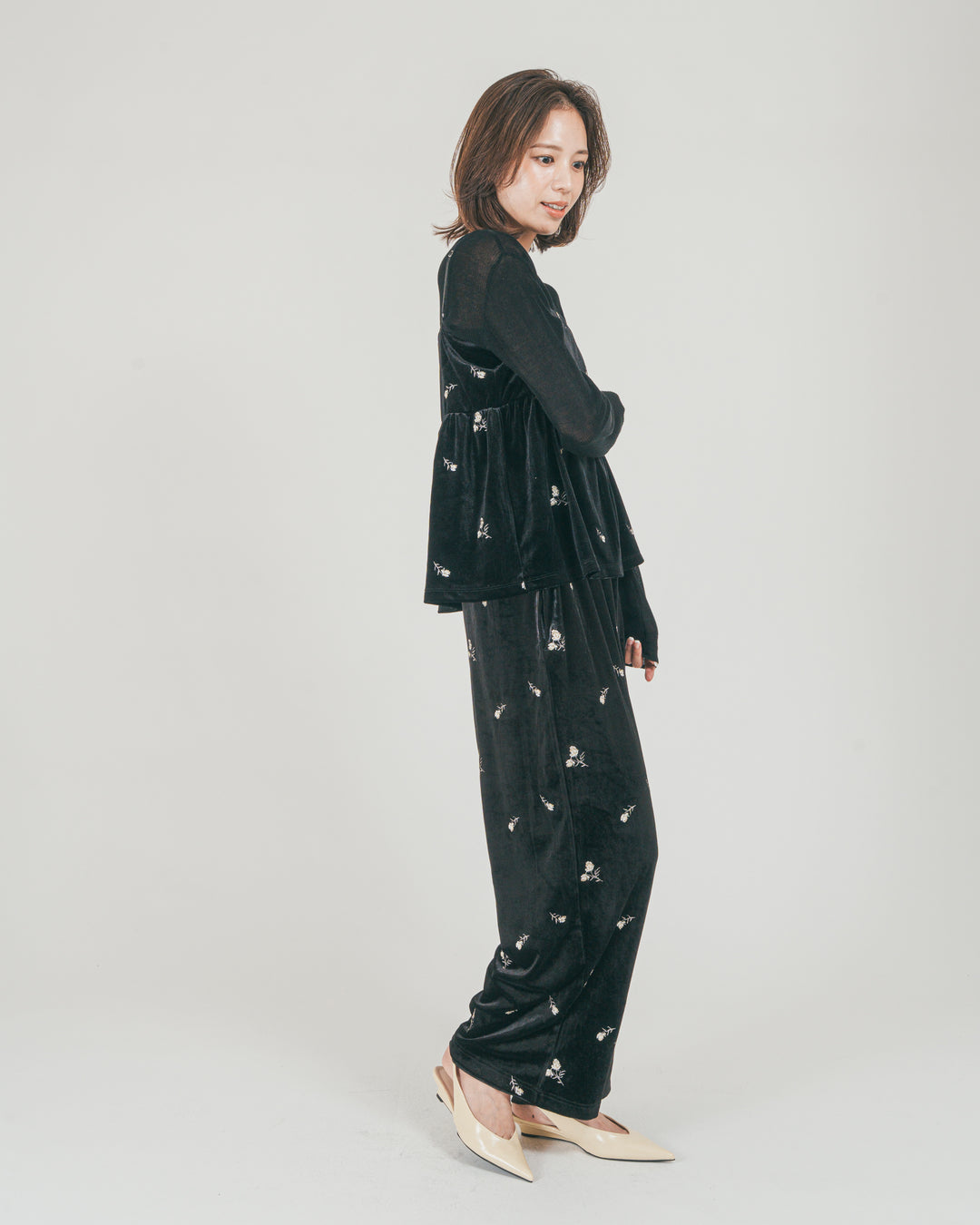 ［SET］Flower刺繍 ベロアペプラムキャミ + Flower刺繍 ベロアパンツ + ボートネックSheerリブニット（3SET）