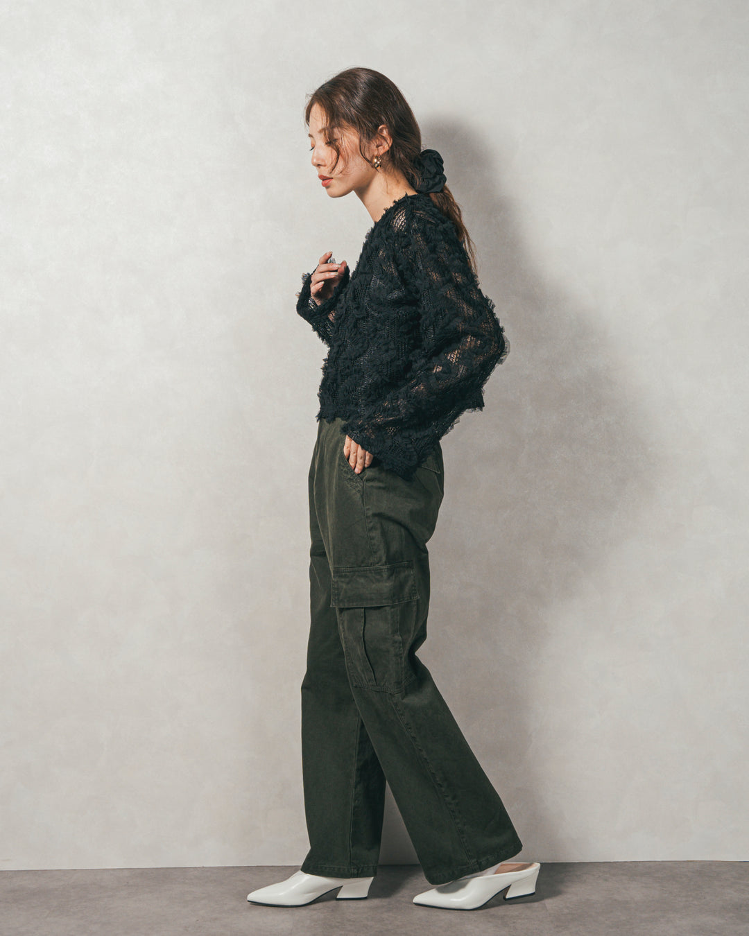 ［SET］チュールメッシュクロップドトップス+すっきり見えカップ付きキャミ+ピグメントツイルカーゴパンツ（3SET）