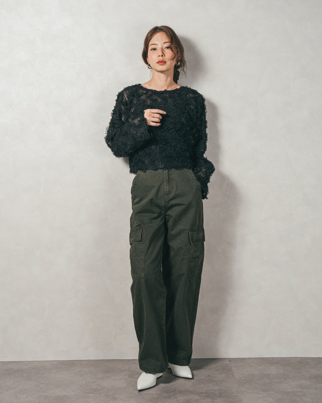 ［SET］チュールメッシュクロップドトップス+すっきり見えカップ付きキャミ+ピグメントツイルカーゴパンツ（3SET）