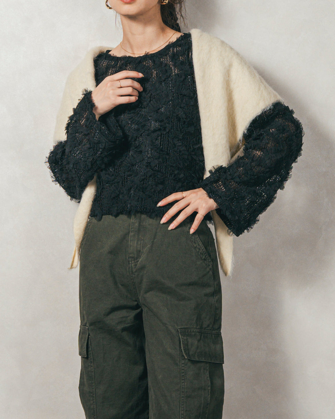 ［SET］チュールメッシュクロップドトップス+すっきり見えカップ付きキャミ+ピグメントツイルカーゴパンツ（3SET）