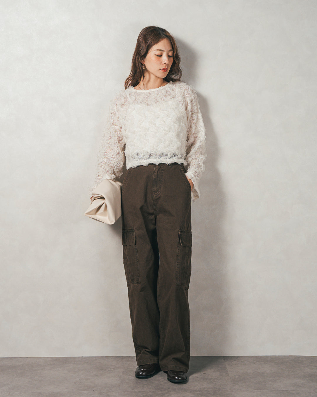 ［SET］チュールメッシュクロップドトップス+すっきり見えカップ付きキャミ+ピグメントツイルカーゴパンツ（3SET）