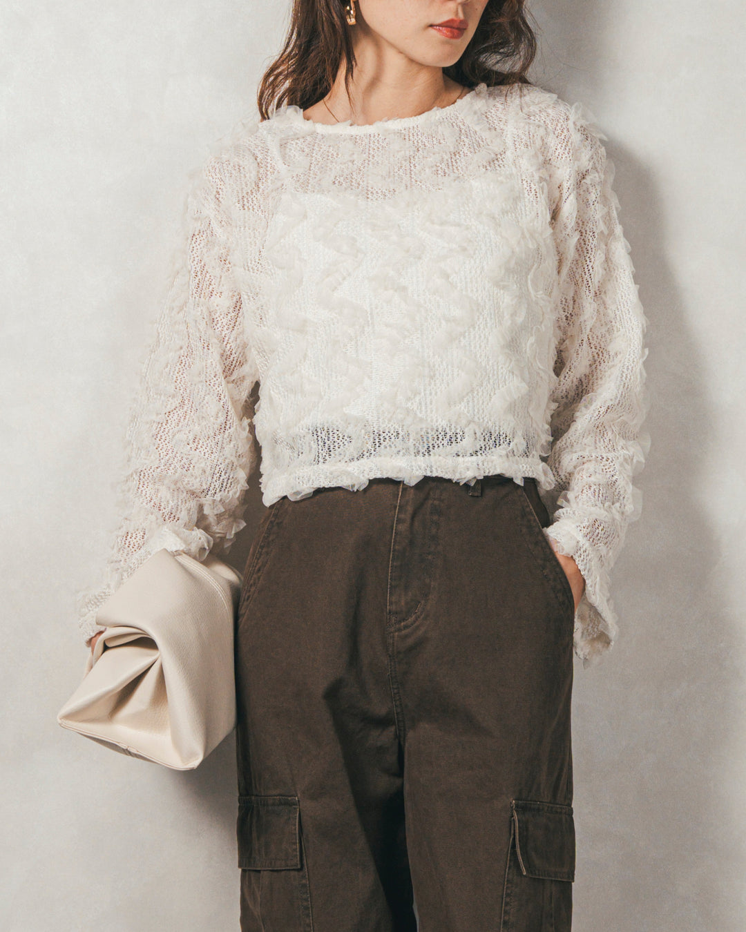 ［SET］チュールメッシュクロップドトップス+すっきり見えカップ付きキャミ+ピグメントツイルカーゴパンツ（3SET）