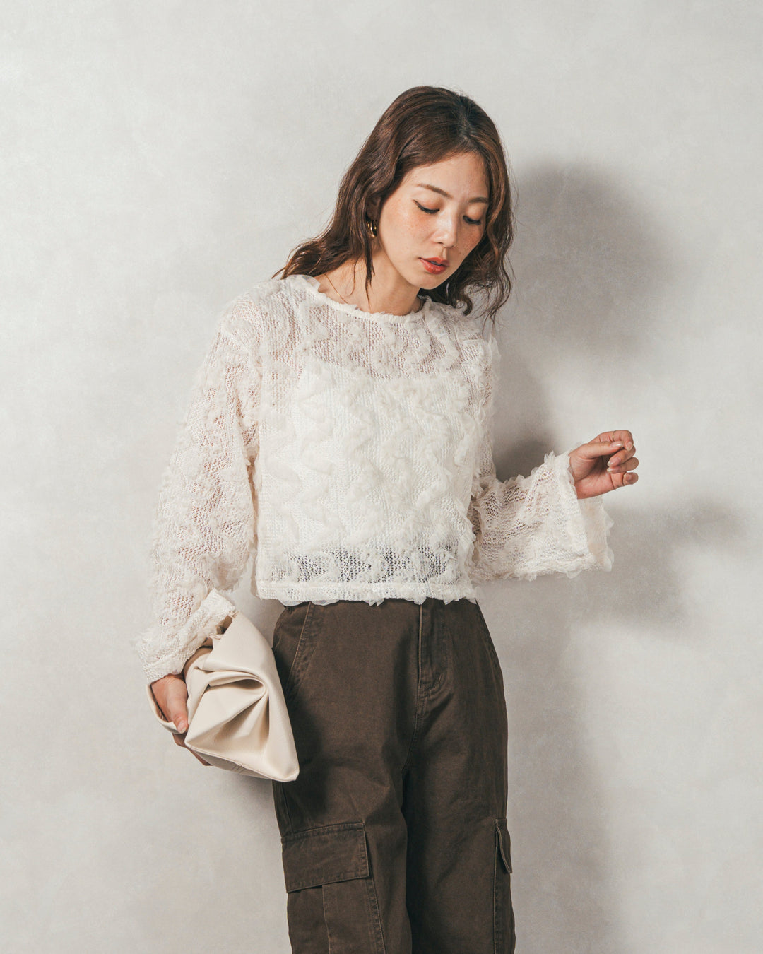 ［SET］チュールメッシュクロップドトップス+すっきり見えカップ付きキャミ+ピグメントツイルカーゴパンツ（3SET）