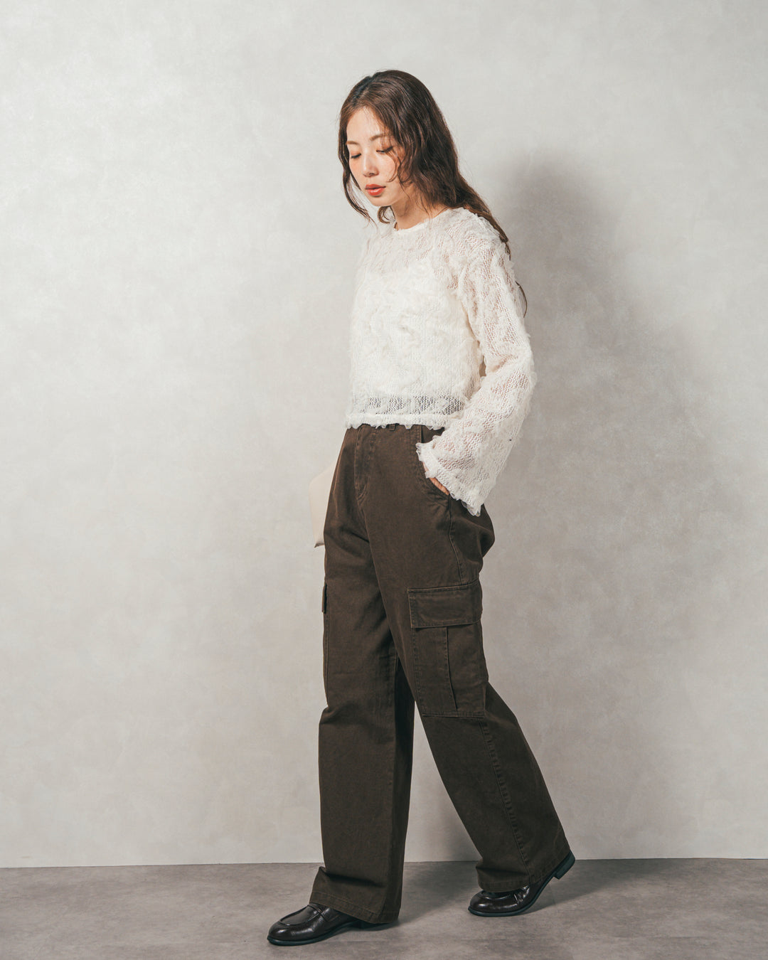 ［SET］チュールメッシュクロップドトップス+すっきり見えカップ付きキャミ+ピグメントツイルカーゴパンツ（3SET）