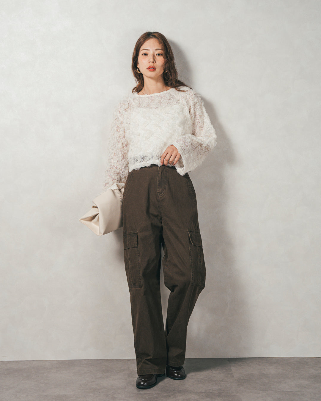 ［SET］チュールメッシュクロップドトップス+すっきり見えカップ付きキャミ+ピグメントツイルカーゴパンツ（3SET）