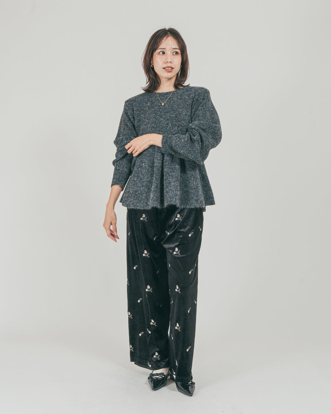 ［SET］モヘア Peplumニット + Flower刺繍 ベロアパンツ（2SET）