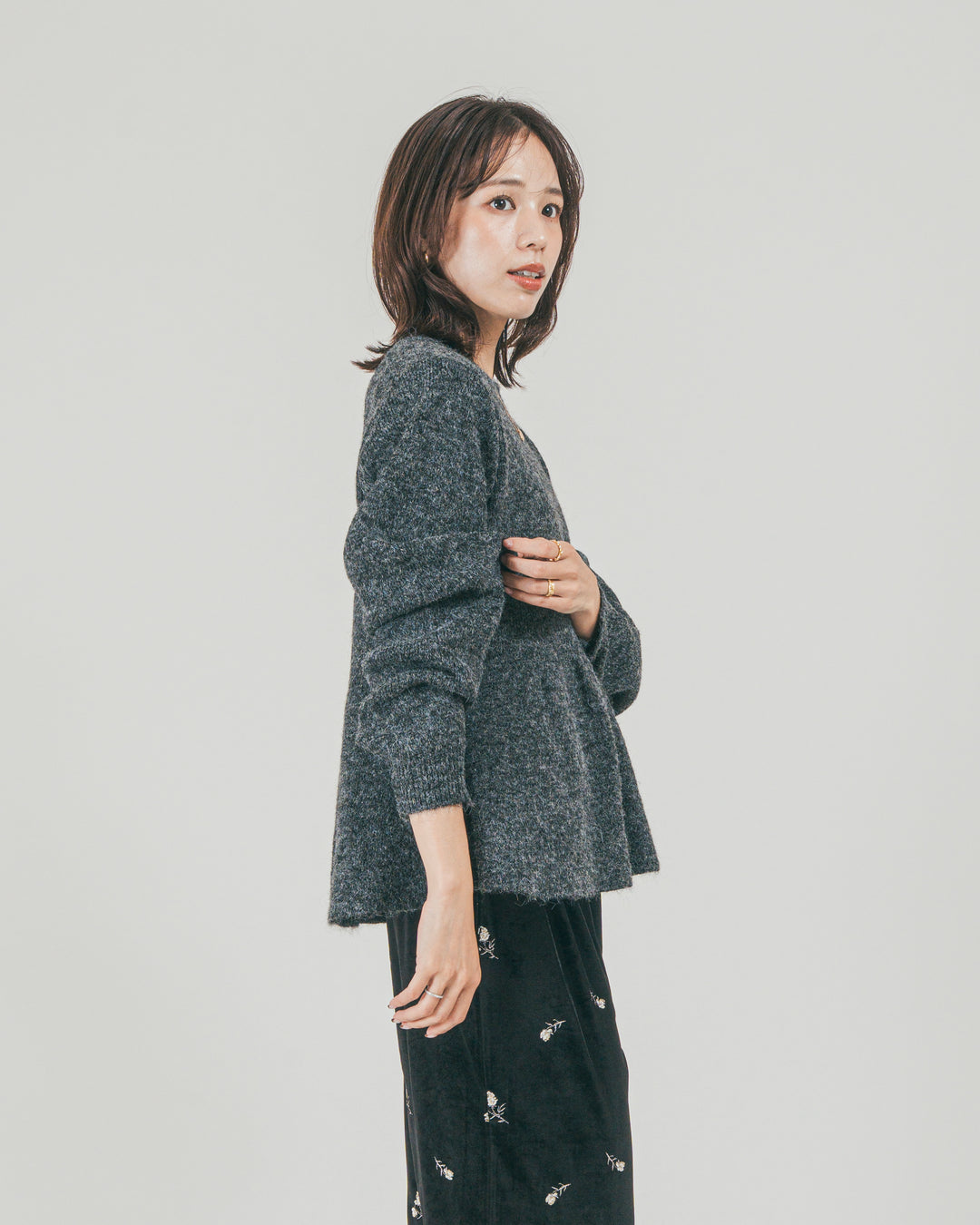 ［SET］モヘア Peplumニット + Flower刺繍 ベロアパンツ（2SET）