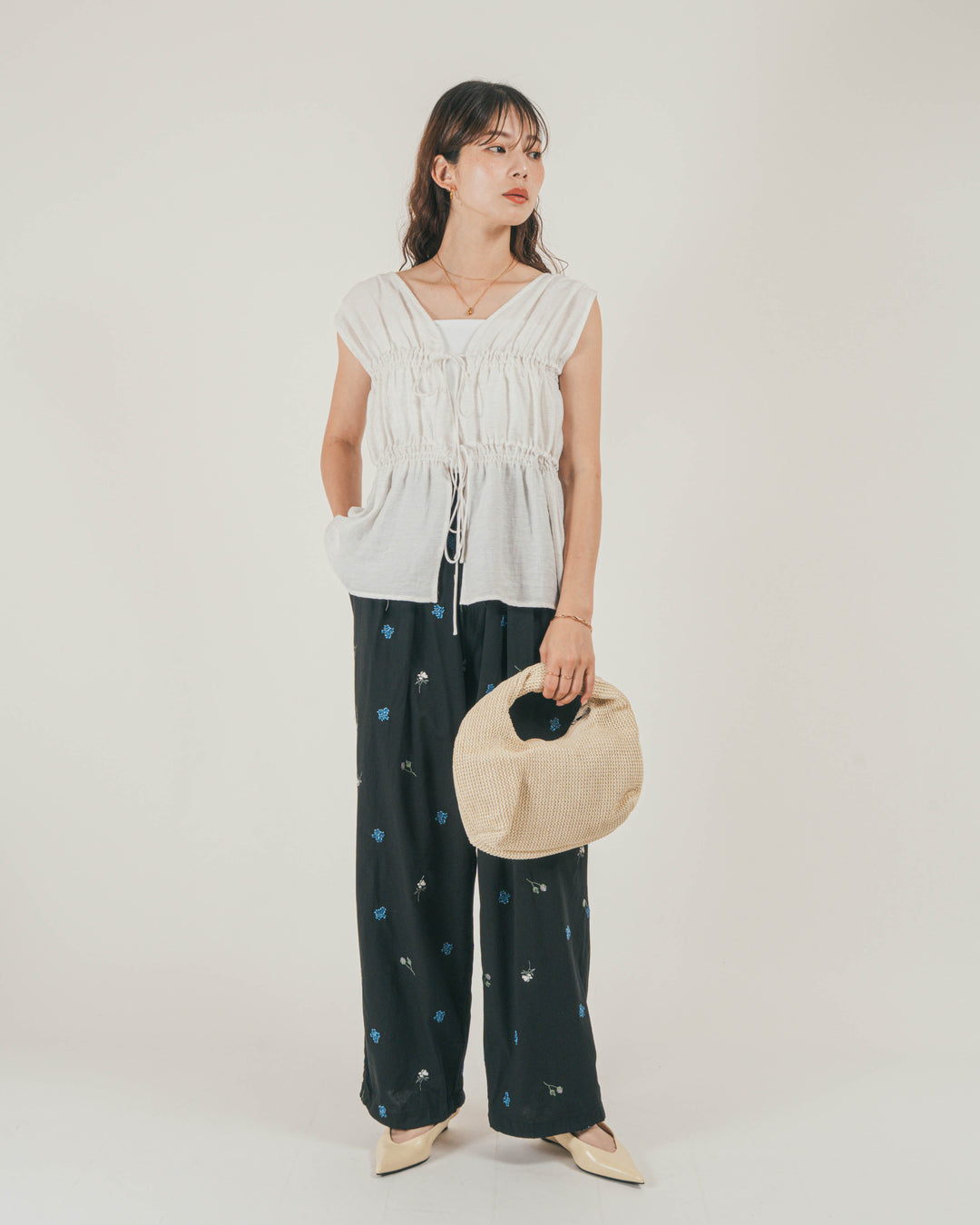 ［SET］リネンタッチShirringリボンブラウス + Flower刺繍リラックスパンツ（2SET）