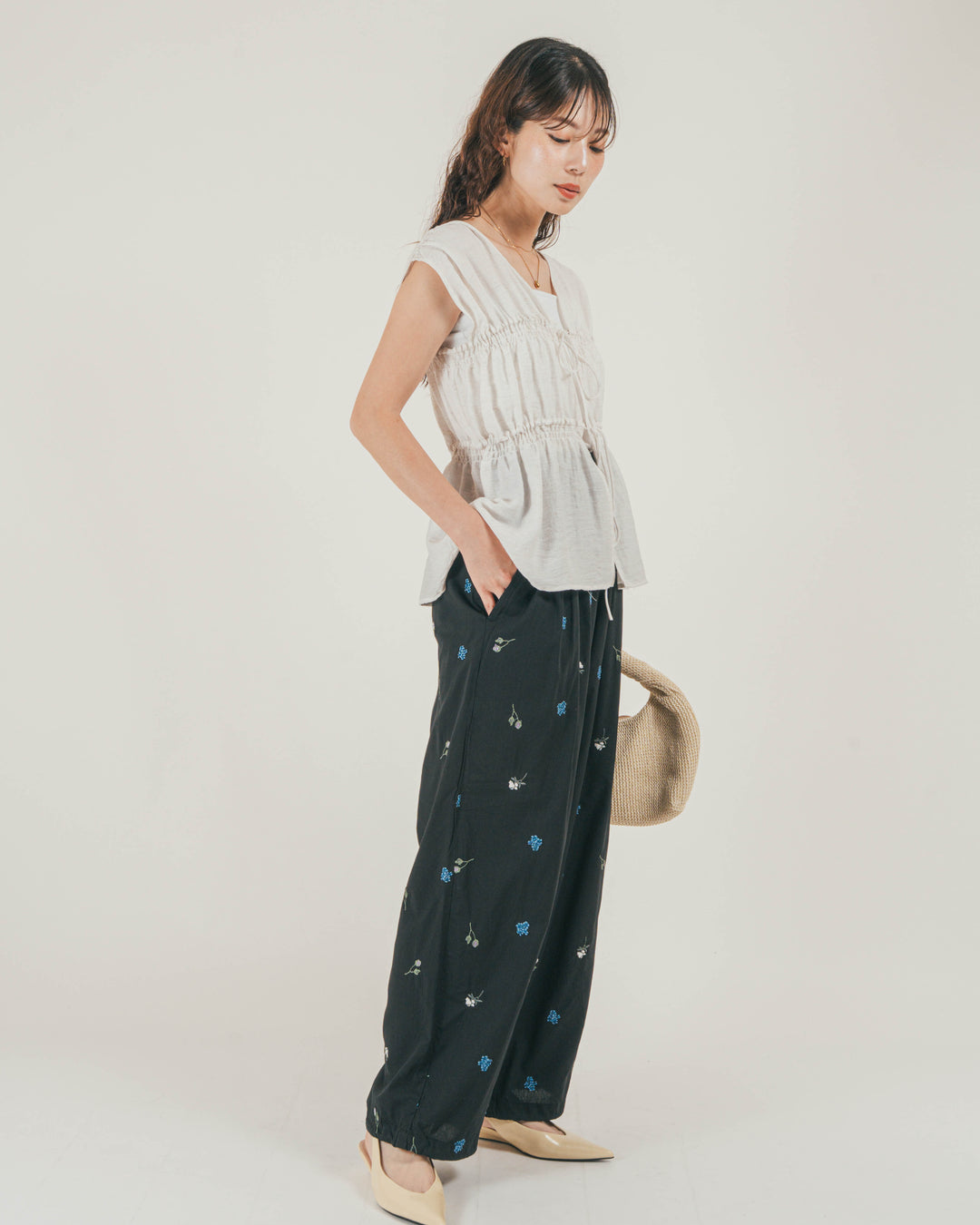 ［SET］リネンタッチShirringリボンブラウス + Flower刺繍リラックスパンツ（2SET）