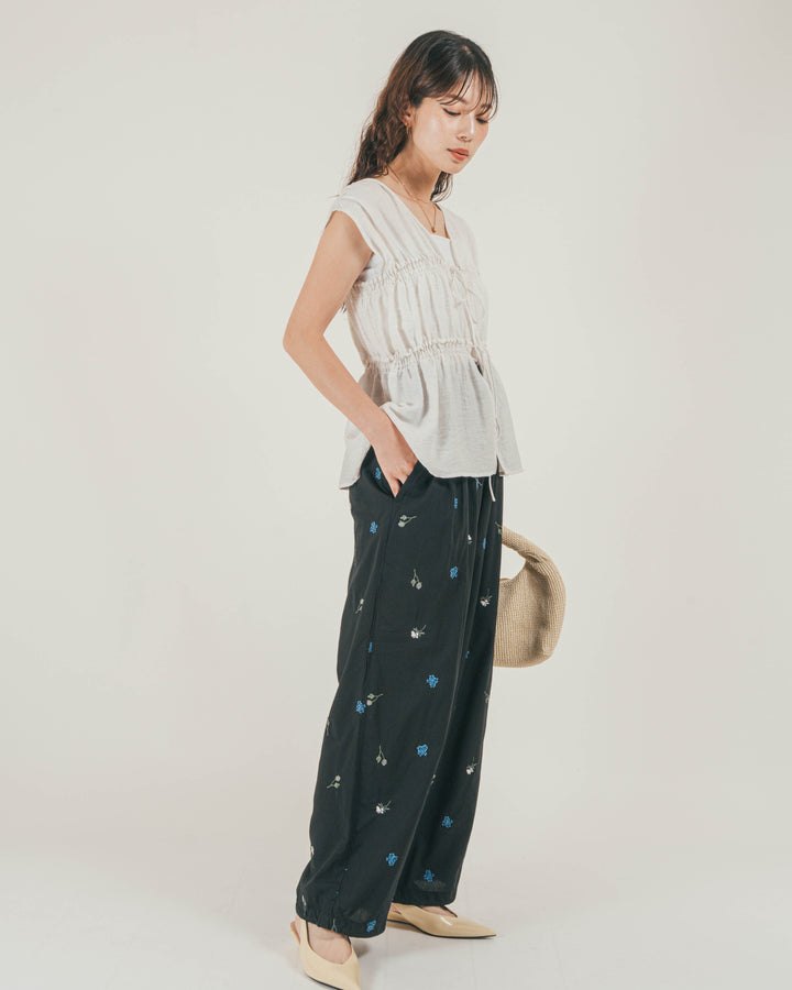 ［SET］リネンタッチShirringリボンブラウス + Flower刺繍リラックスパンツ（2SET）