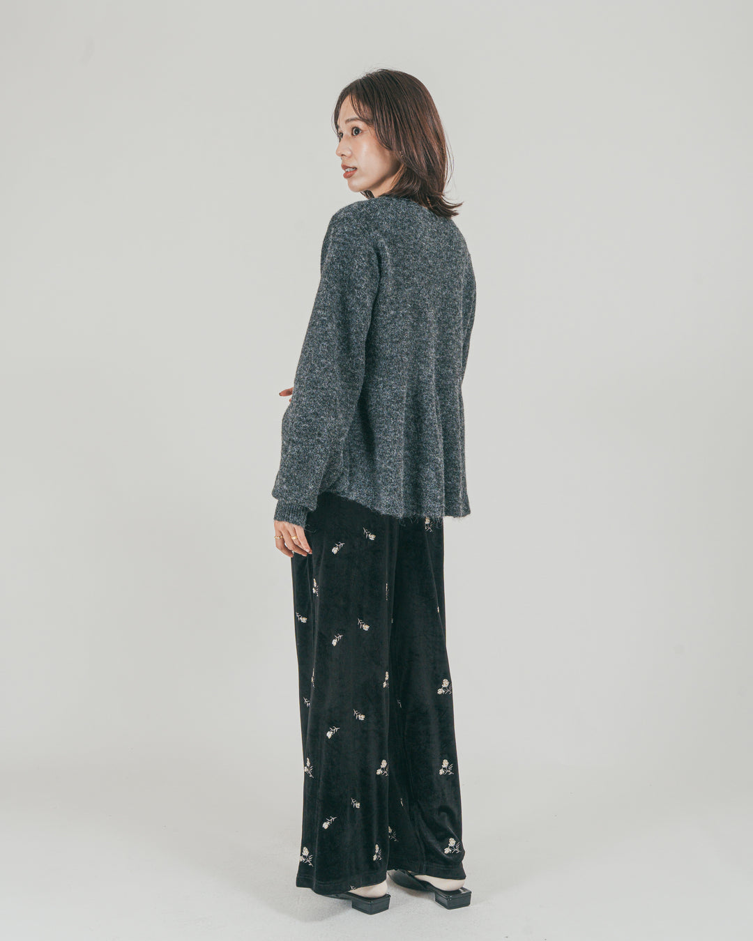 ［SET］モヘア Peplumニット + Flower刺繍 ベロアパンツ（2SET）
