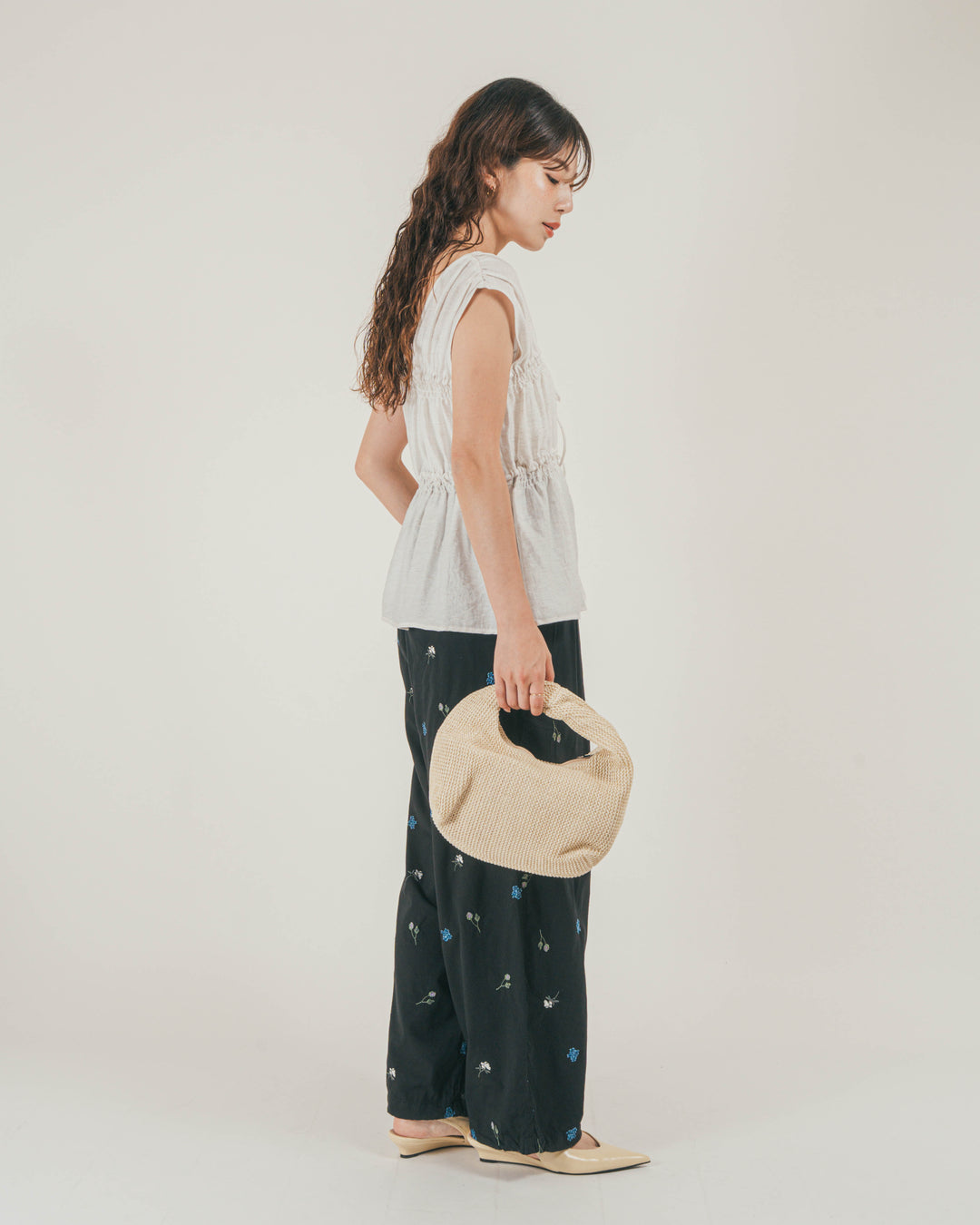 ［SET］リネンタッチShirringリボンブラウス + Flower刺繍リラックスパンツ（2SET）
