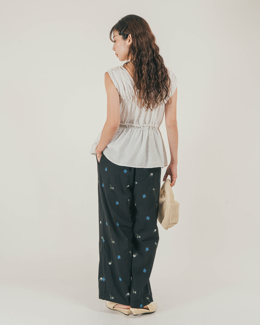 ［SET］リネンタッチShirringリボンブラウス + Flower刺繍リラックスパンツ（2SET）