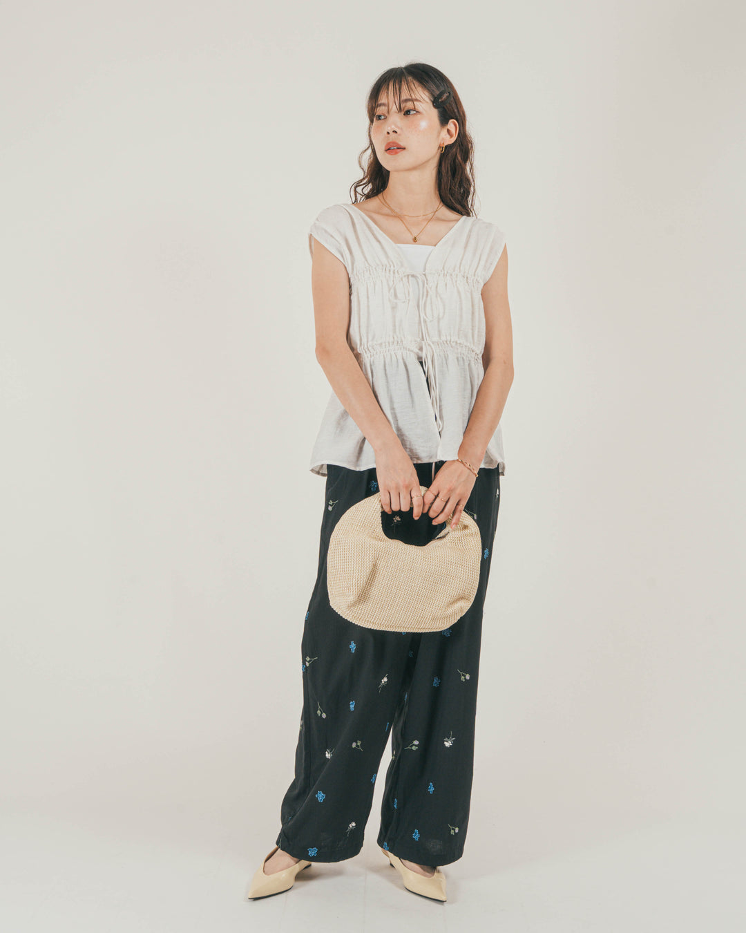 ［SET］リネンタッチShirringリボンブラウス + Flower刺繍リラックスパンツ（2SET）